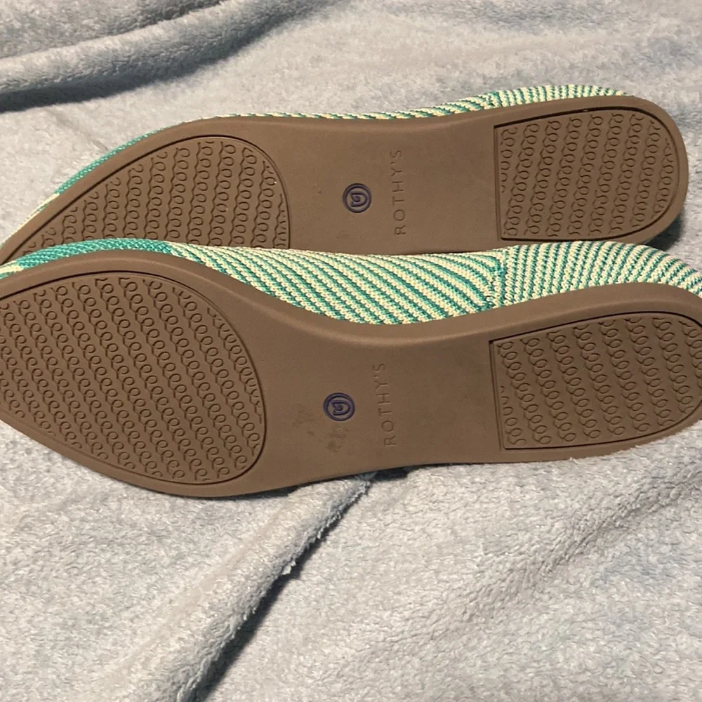 Rothy’s size 8w green and cream used but as you can see in like new condition - Picture 16 of 17